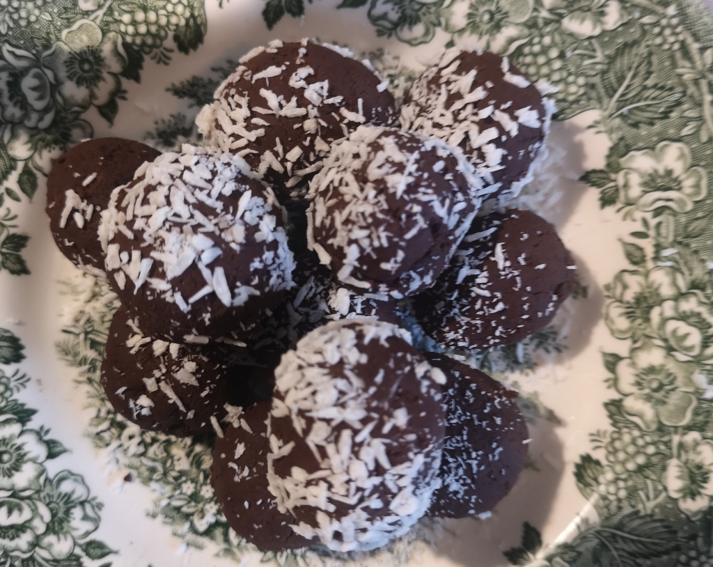 Treat yourself with nutritious Avocado Chocolate Balls (vegan, sugar & gluten free)